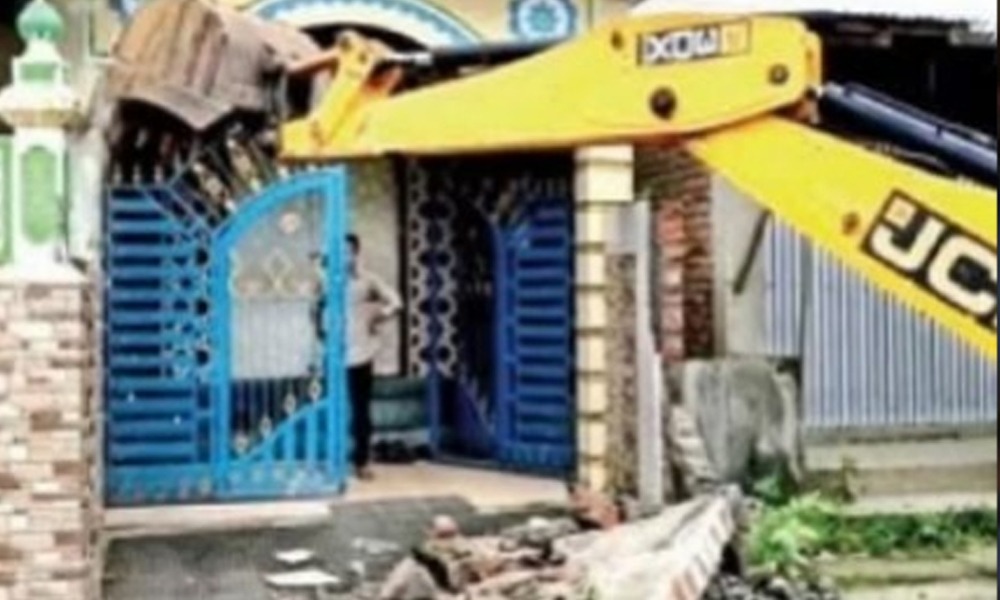 তিনিচুকীয়াৰ লোহাৰী কছাৰী গাঁৱত গোপনে নিৰ্মাণ কৰা মাদ্ৰাছাক লৈ উত্তপ্ত পৰিস্থিতি
