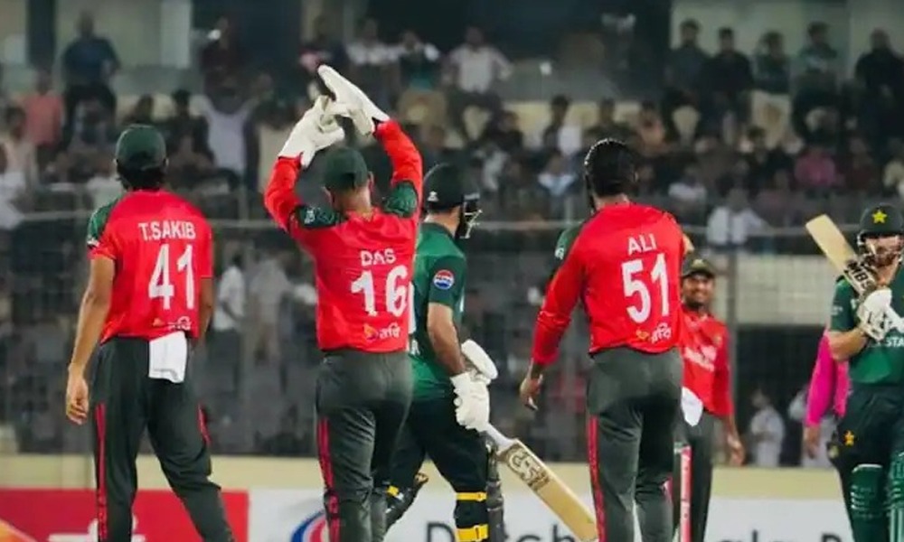 এছিয়া কাপৰ ইতিহাসত সৰ্বনিম্ন স্ক’ৰ ; এই দুটা দলে বহুবাৰ সন্মুখীন হৈছিল লজ্জাজনক পৰিস্থিতিৰ