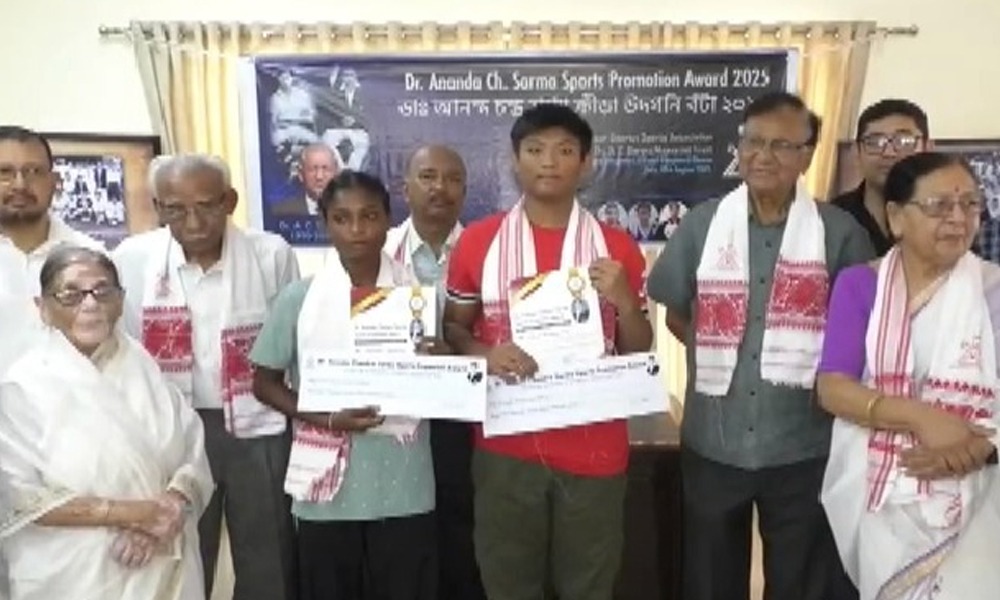 বিবেক বসুমতাৰী আৰু পূৰ্ণিমা কৰ্মকাৰলৈ ডাঃ আনন্দ চন্দ্ৰ শৰ্মা ক্ৰীড়া উদগনি বটাঁ ২০২৫ৰ সন্মান