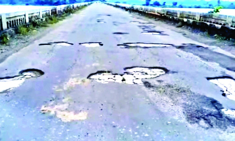 জামুগুৰিহাটত ১৫নং ৰাষ্ট্ৰীয় ঘাইপথৰ কদর্য ৰূপ