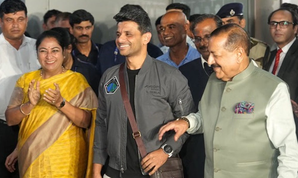 স্বদেশলৈ উভতিল শুভাংশু শুক্লা ; প্ৰধানমন্ত্ৰী মোদীক সাক্ষাৎ কৰাৰ সম্ভাৱনা শুভাংশুৰ