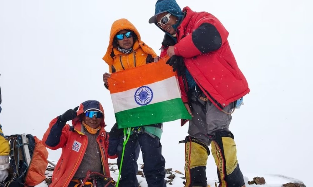 ভাৰতমাতাৰ সাহসী কন্যা! ২০ হাজাৰ ফুটতকৈও অধিক ওখ এটা শিখৰত উৰুৱালে ত্ৰিৰংগা; বৰফ খাই গুচাইছিল পিয়াহ