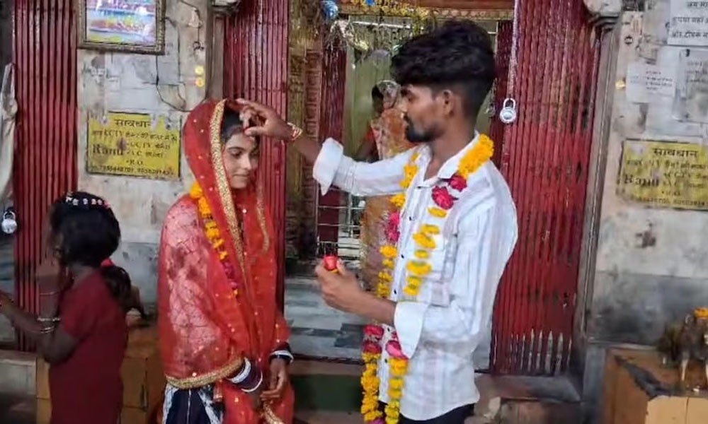 পৰিয়ালে প্ৰেমত দিছিল বাধা, প্ৰেমিক-প্ৰেমিকা পালেহি থানা ; মন্দিৰত বিয়া পাতি দিলে আৰক্ষীয়ে