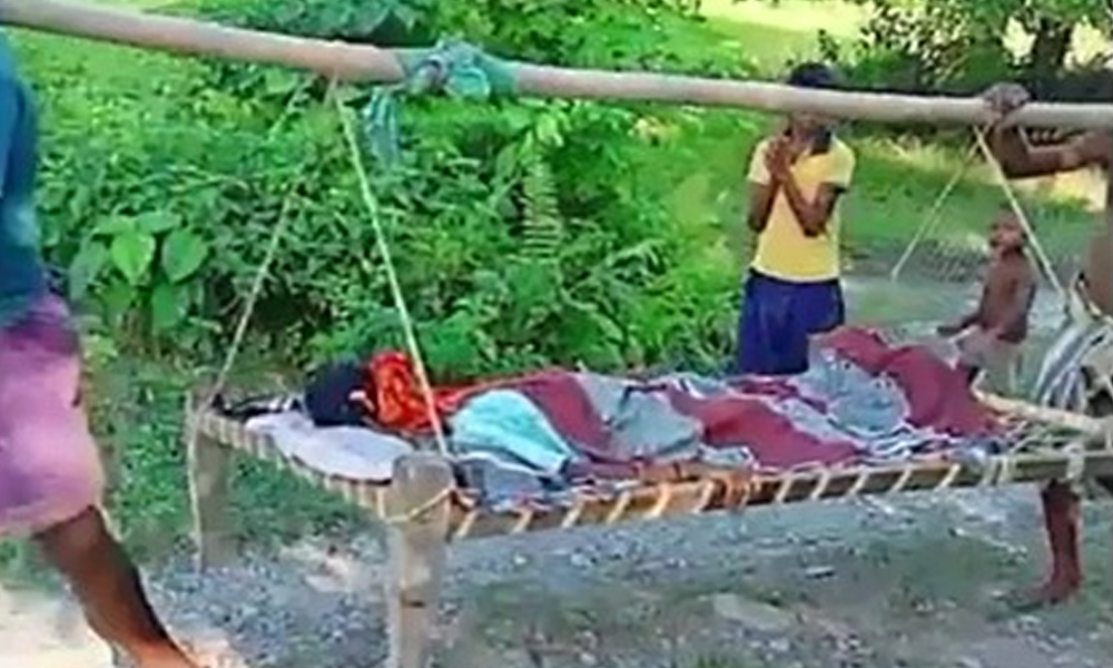 Family Transports Pregnant Woman on Wooden Stretcher for One Kilometer amid Poor Road Conditions