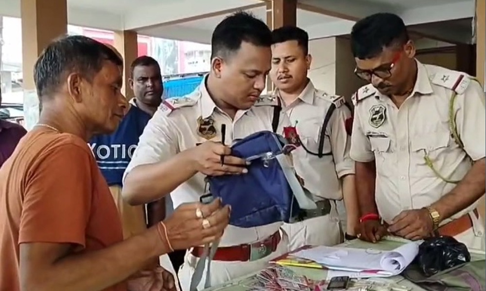 বৰপেটাৰোডত অবৈধ ৬ টকীয়া লটাৰী টিকট বিক্ৰেতাক আটক