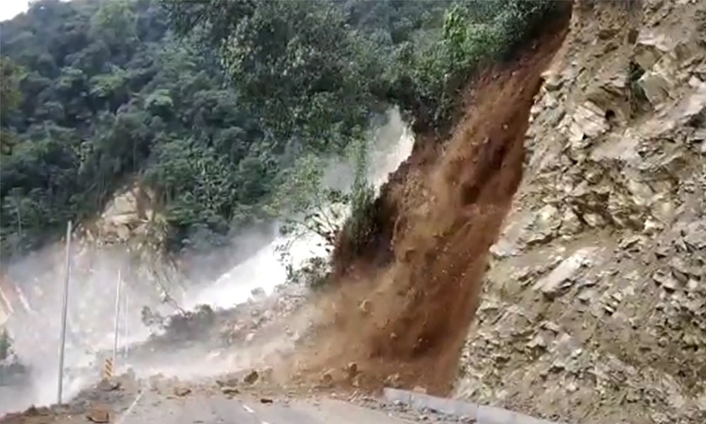অৰুণাচলৰ দিৰাঙত ভূমিস্খলন, চাৰিদুৱাৰ-ভালুকপুং-টাৱাং সংযোগী পথ বন্ধ