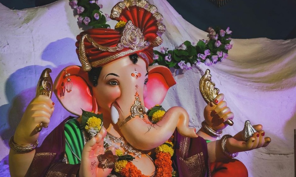 কি ৰঙৰ গণপতিৰ মূৰ্তি ঘৰত ৰাখিলে জীৱনলৈ সুখ-সমৃদ্ধিৰ আগমন ঘটে? নিশ্চিতভাৱে গণেশ চতুৰ্থীত জানি লওক