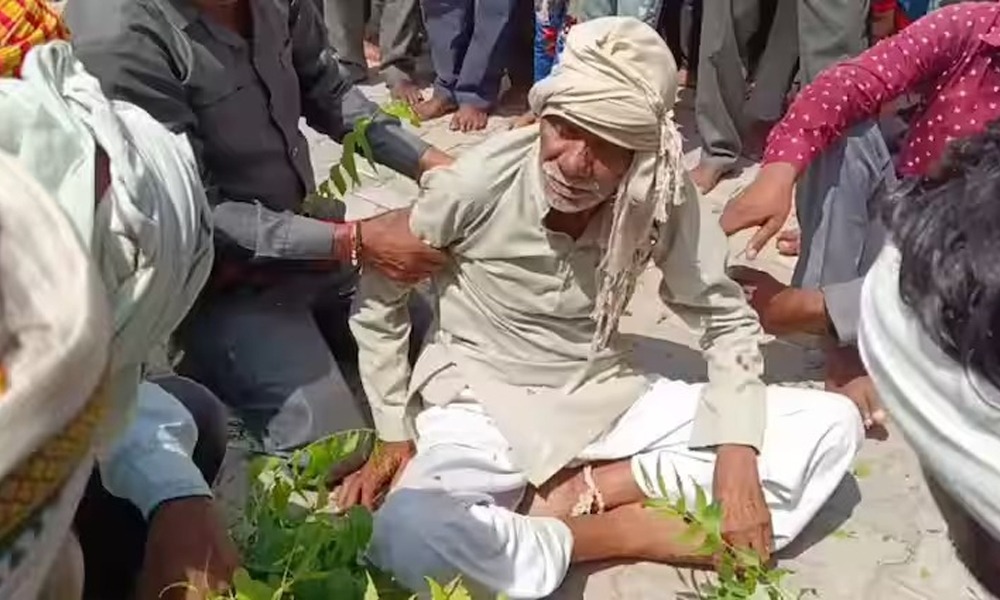 অলৌকিক ঘটনা! এজন মানুহক তিনি বছৰৰ মূৰে মূৰে সাপে দংশন কৰাৰ পাছতো কৰিব পৰা নাই একো ক্ষতি