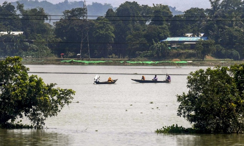 বানৰ কবলত গহপুৰ, বিশ্বনাথ, চাৰিদুৱাৰ, ব্ৰহ্মাজান, ছত্ৰং নৈৰ মথাউৰি ছিগি বিস্তীর্ণ অঞ্চল প্লাৱিত