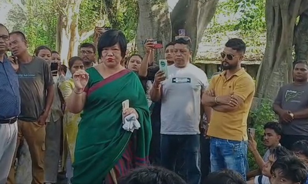 বিদ্যালয়ৰ পৰীক্ষা অনুষ্ঠিত কৰিবলৈ লোৱাত প্ৰতিবাদত নামিল শিক্ষাৰ্থী