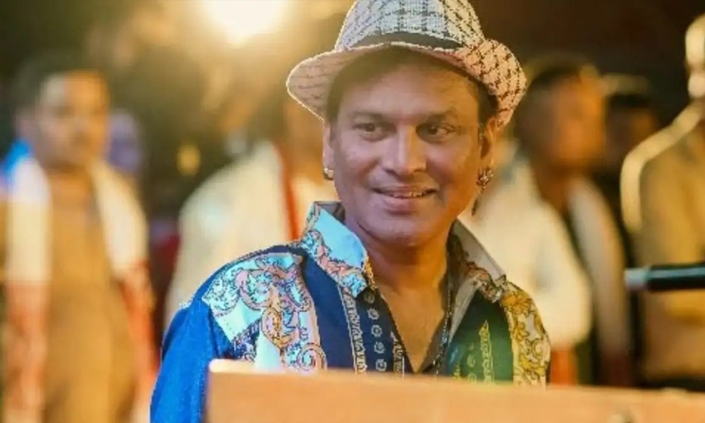 ছিংগাপুৰৰ সাগৰৰ পাৰত হঠাৎ নিঠৰ হʼল এটা মায়াময় সুৰ