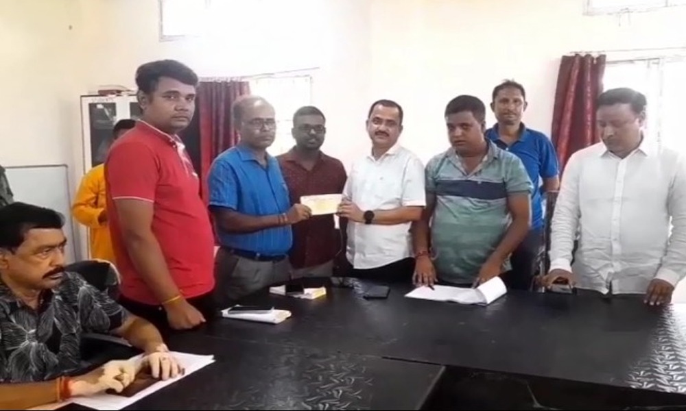 কাটিগড়াত দুৰ্গাপূজা কমিটিসকলক ৰাজ্য চৰকাৰৰ অনুদান স্বৰূপ চেক বিতৰণ