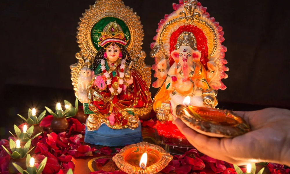 Lakshmi Puja: Follow These Astro Tips to Please the Goddess of Wealth and Avoid Misfortune!