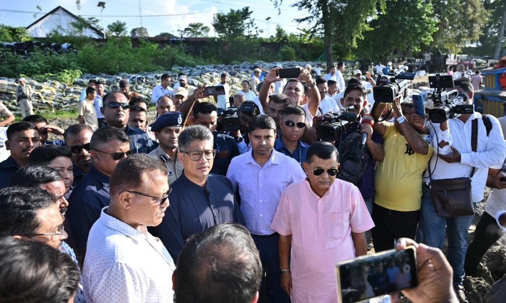 ডিব্ৰুগড়ত ব্ৰহ্মপুত্ৰৰ খহনীয়াত আক্ৰান্ত অঞ্চল পৰিদৰ্শন মন্ত্ৰী পীযূষ হাজৰিকাৰ