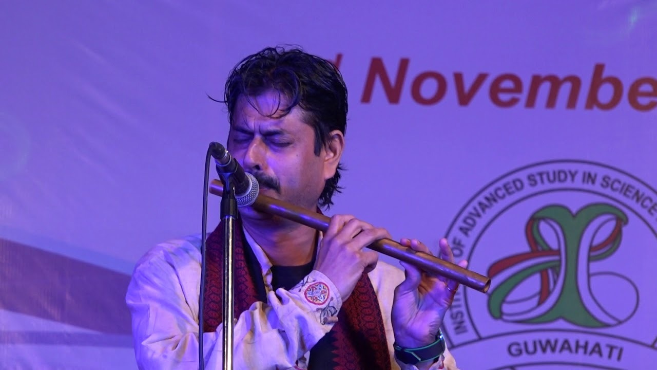 বাঁহীবাদক দীপক শর্মালৈ জুবিন গাৰ্গ স্মাৰক বঁটা