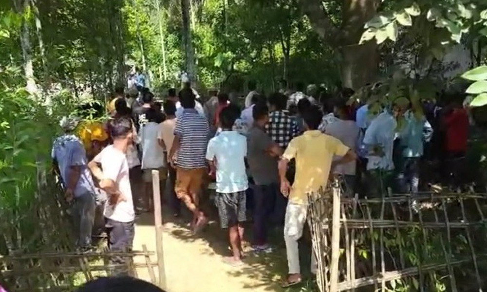 গোলাঘাটত কৰুণ ঘটনা! শাহুৱেকৰ অত্যাচাৰ সহিব নোৱাৰি সন্তানক বুকুত বান্ধি পুখুৰীত জাঁপ মাতৃৰ
