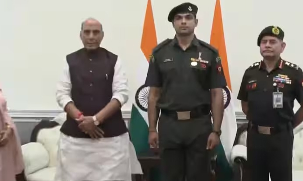 লেফটেনেণ্ট কৰ্ণেল হ'ল জেভলিন থ্ৰ’ৱাৰ নীৰজ চোপ্ৰা