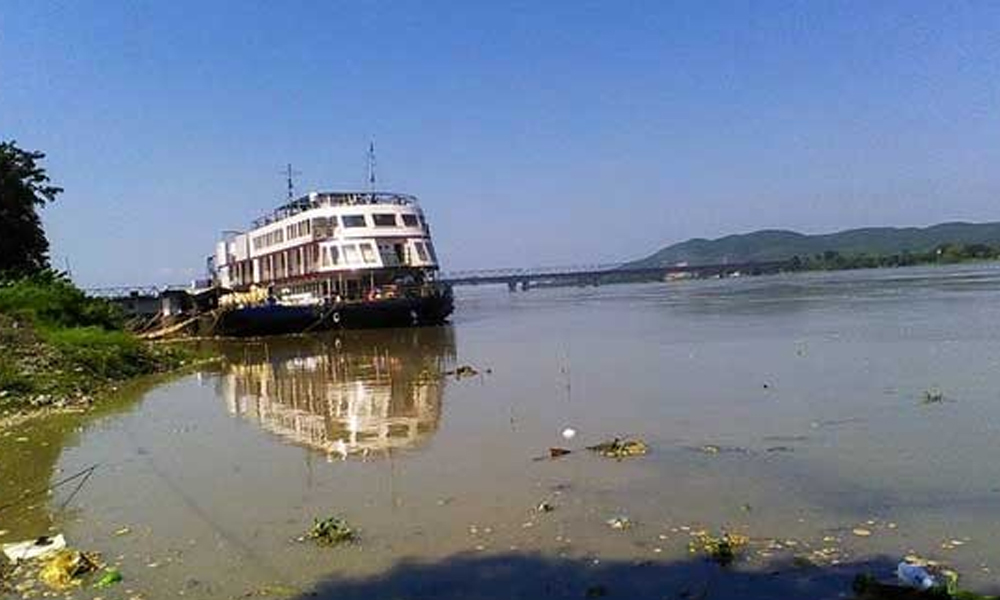 অস্বাভাৱিকভাৱে শুকাইছে ব্ৰহ্মপুত্ৰৰ জলপৃষ্ঠ