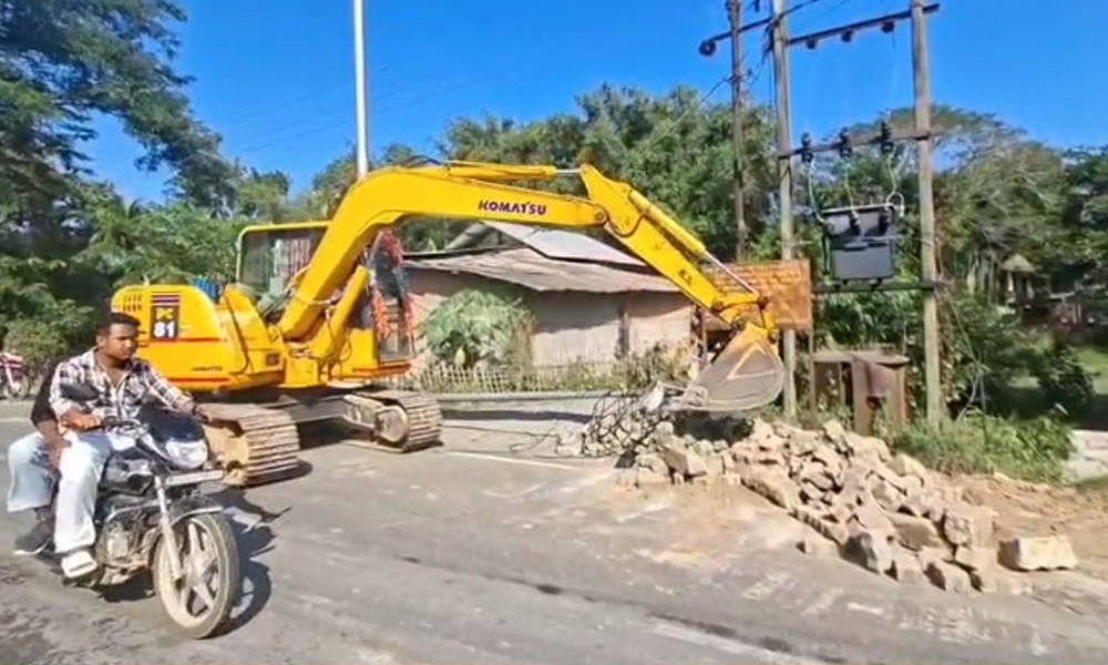 তিতাবৰত অঘটন! বিদ্যুতৰ খুঁটা পৰি গুৰুতৰভাৱে আহত মাতৃ আৰু কণমানি জীয়ৰী