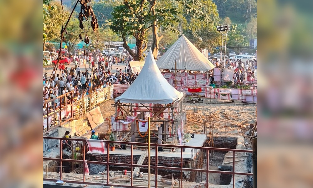 জনসমুদ্ৰত পৰিণত জুবিন ক্ষেত্র, ৰাজ্যৰ বিভিন্ন ঠাইৰ পৰা আহি আছে হাজাৰ হাজাৰ অনুৰাগী