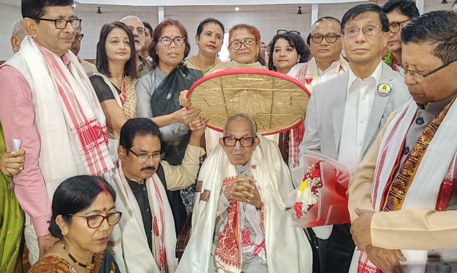 ডিব্ৰুগড়ত সাহিত্যিক নগেন শইকীয়াক অসম সাহিত্য সভাৰ সন্মান জ্ঞাপন; সাহিত্যিকগৰাকীৰ চকুত চকুলো