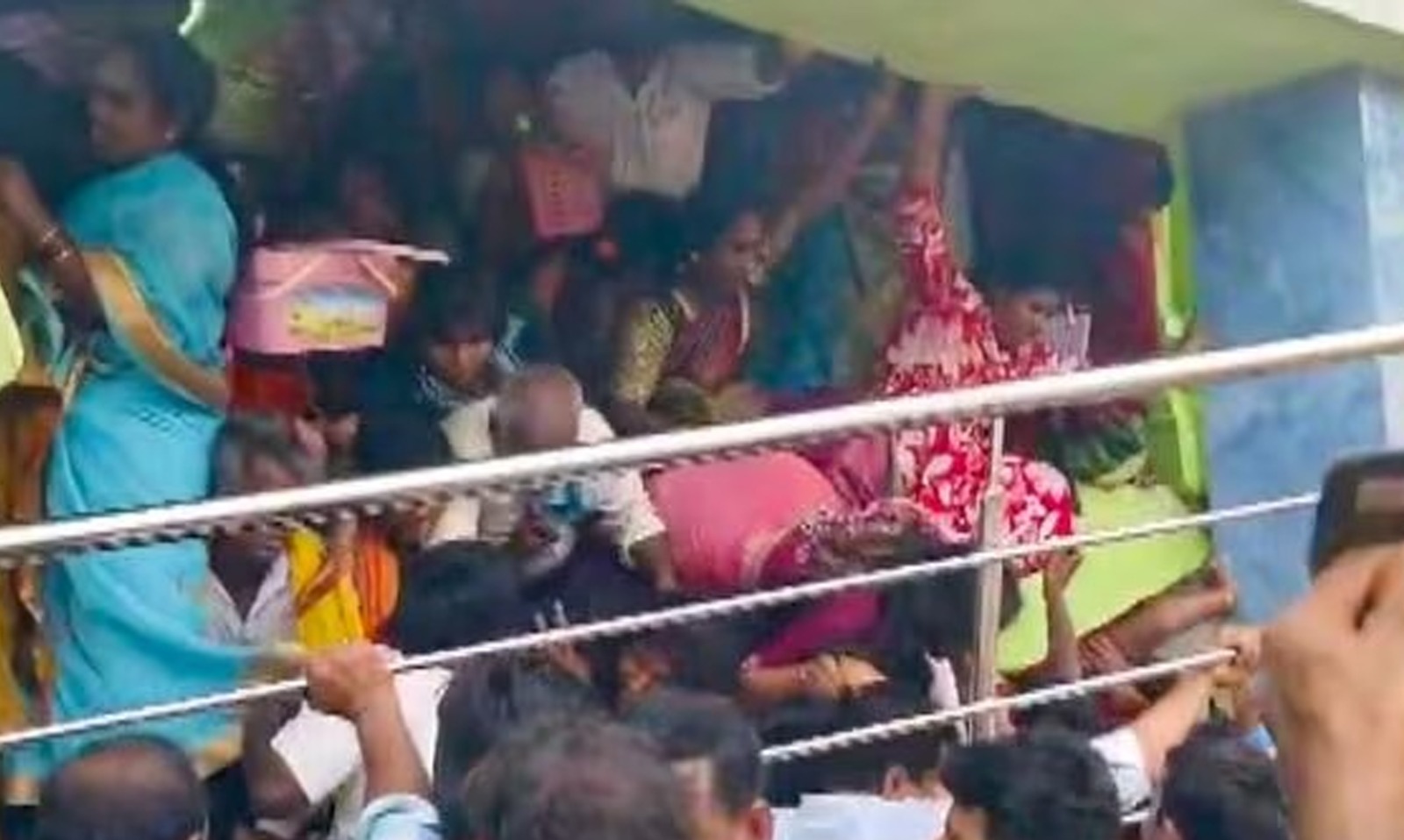 অন্ধ্ৰপ্ৰদেশৰ ভেংকটেশ্বৰ স্বামী মন্দিৰত পদপিষ্ট হৈ ১০ ভক্তৰ শোকাৱহ মৃত্যু