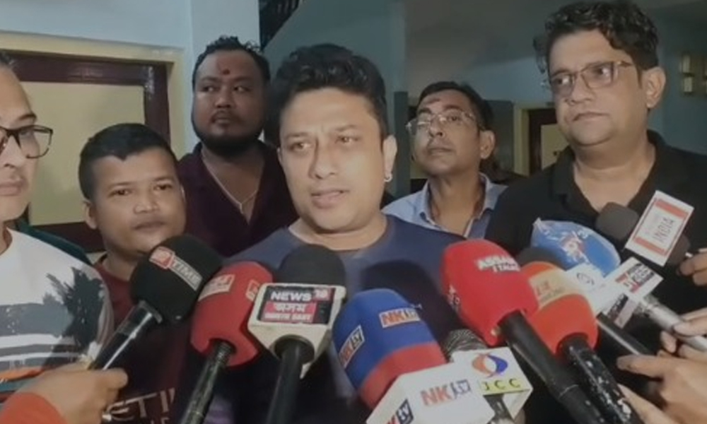 জাগীৰোডৰ গণেশ টকিজ চিনেমা হলত উপস্থিত 'ৰৈ ৰৈ বিনালে'ৰ অন্যতম প্ৰযোজক শ্যামন্তক গৌতম