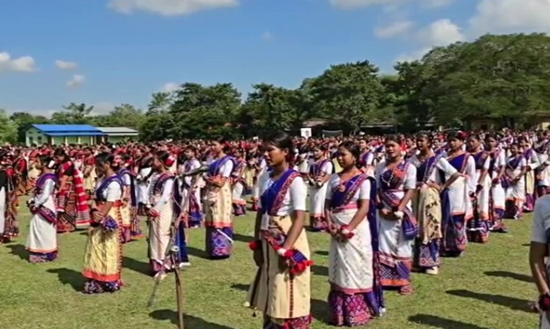 মিচিং ভাষাত সহস্রধিক ছাত্ৰ-ছাত্ৰীয়ে পৰিবেশন কৰে সুধাকণ্ঠৰ কালজয়ী গীত 'মানুহে মানুহৰ বাবে'