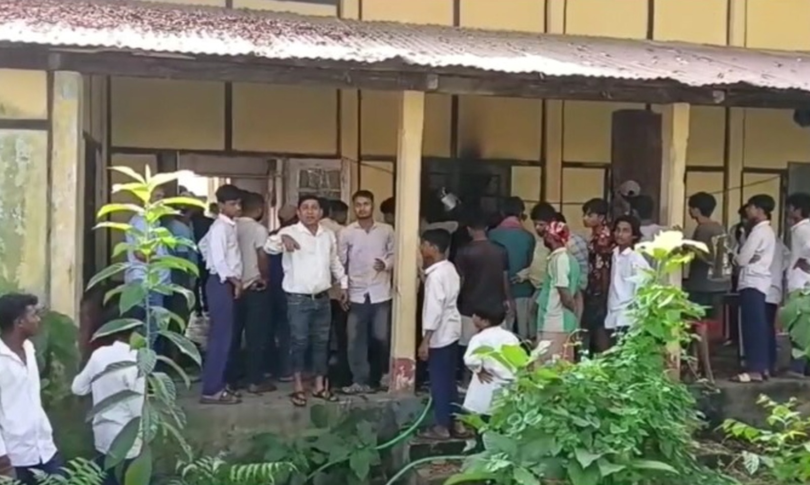 হাজো উচ্চতৰ মাধ্যমিক বিদ্যালয়ত হুৱাদুৱা! বিদ্যালয়খনৰ পুৰণি বিজ্ঞান ভৱনৰ দুৱাৰত দুৰ্বৃত্তই লগাই দিলে জুই