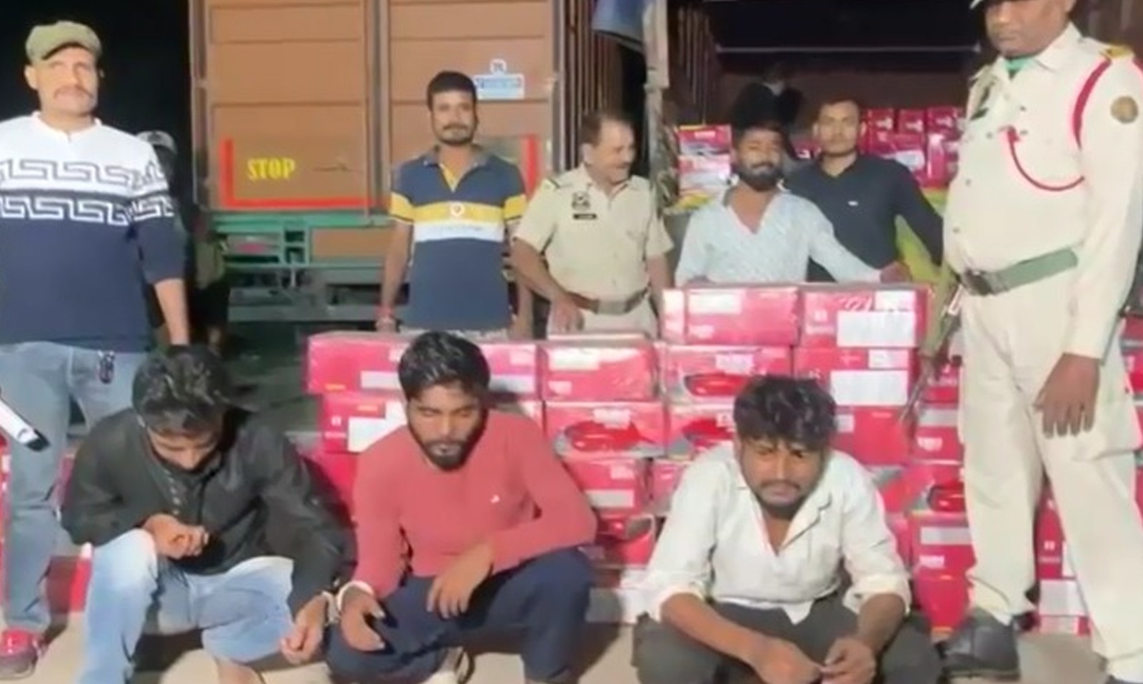 হাজো আৰক্ষী আৰু দদৰা আৰক্ষীৰ বৃহৎ সফলতা; আৰক্ষীয়ে খেদি খেদি ধৰিলে মহানগৰীৰ পৰা লাখ লাখ টকাৰ বেটাৰী কঢ়িওৱা হাইজেক হোৱা ট্ৰাক