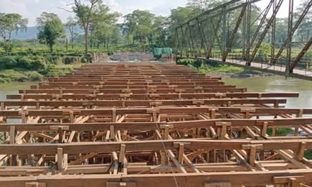 চোৰাং কাঠ, অপৈণত গছ ব্যৱহাৰ, লিডুৰ টিৰাপ কলিয়ৰী-বিছাগাঁও সংযোগী দলং নির্মাণত বন আইন উলংঘা