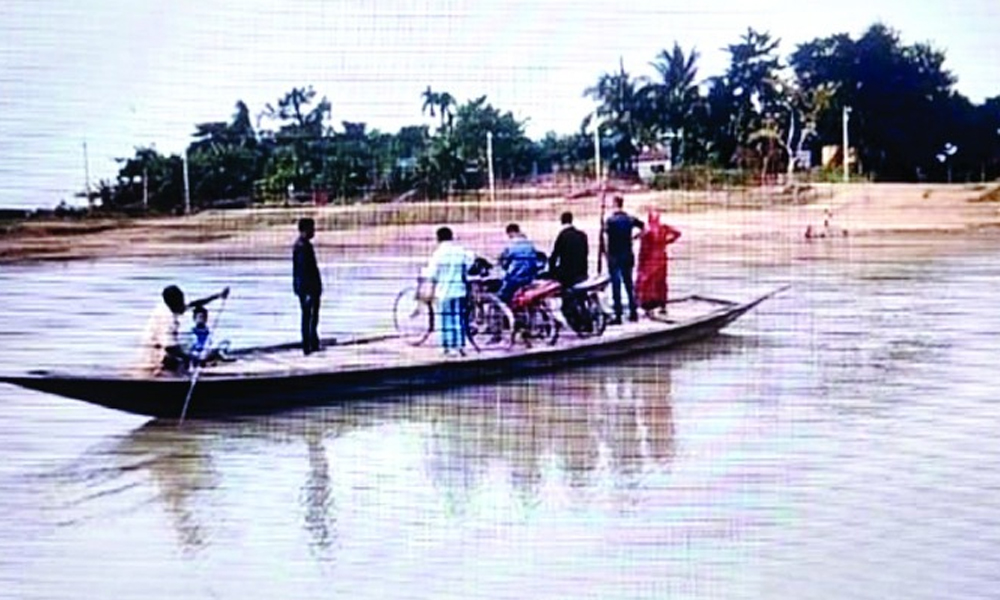 যাতায়াতত দুর্ভোগ, পকী দলং নিৰ্মাণৰ দাবী ৰাইজৰ, ছমৰীয়াৰ মালিবাৰীত টুলুঙা নাৱেৰে বিপদসংকুল পাৰাপাৰ