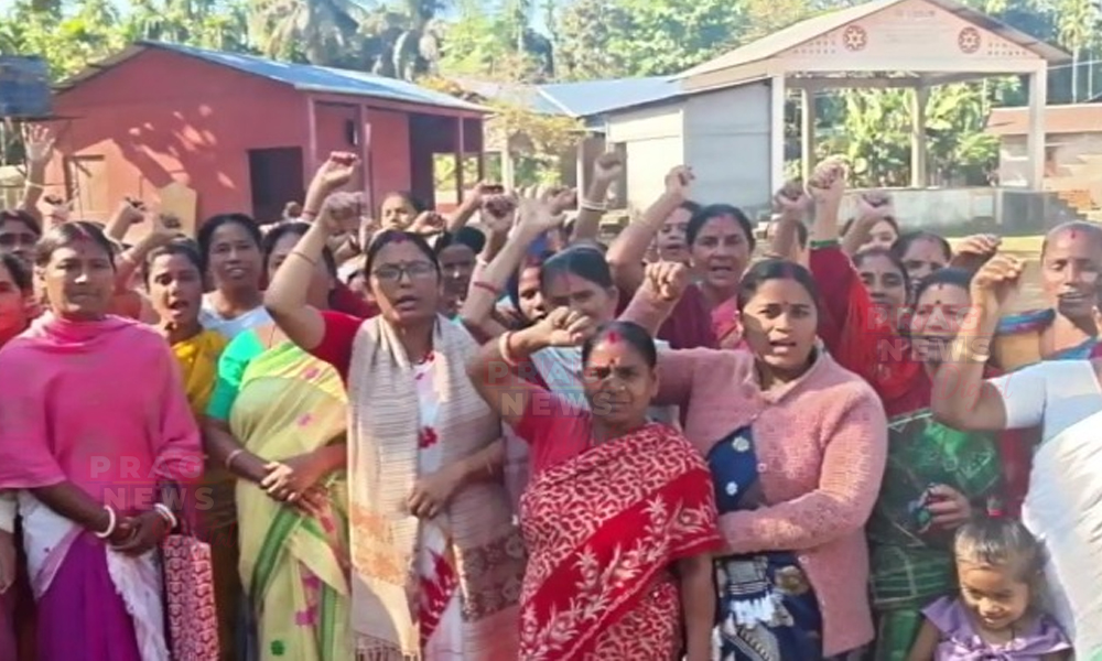 বাক্সাৰ বাৰাপেটাত অৰুণোদয় আঁচনিৰ পৰা বঞ্চিত শ শ দৰিদ্ৰ মহিলা ; স্বজন-তোষণৰ অভিযোগ ক্ষোভিত মহিলাৰ