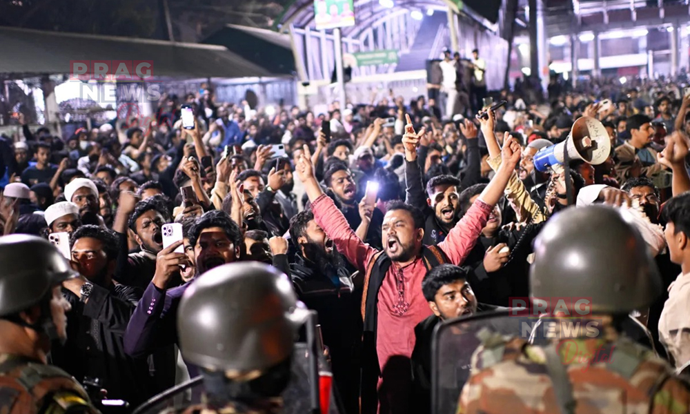 ভাৰত-বিৰোধী নেতা ওছমান হাদীৰ মৃত্যুৰ বাতৰি প্ৰচাৰৰ লগে লগে ওলাই আহিল অগণন লোক