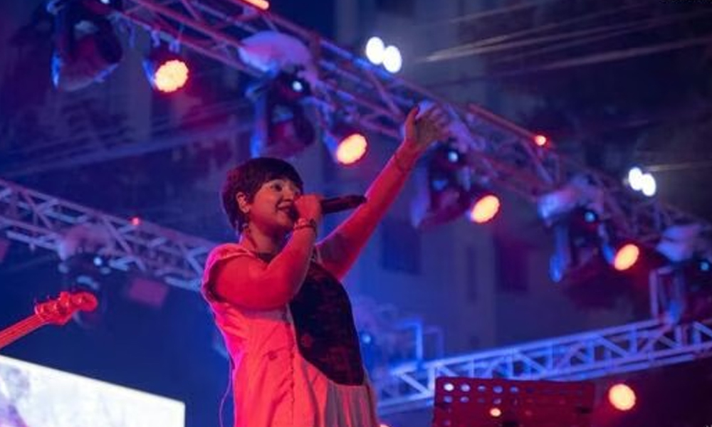 পশ্চিমবংগত অপদস্থ জনপ্ৰিয় কণ্ঠশিল্পী ; মঞ্চত উঠি গান গোৱাত বাধা শিল্পীগৰাকীক