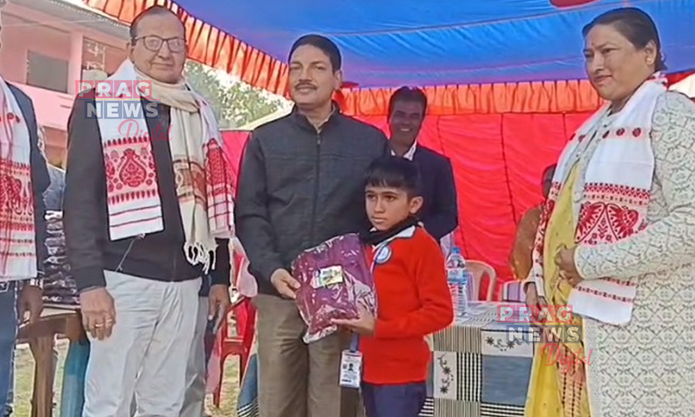 মৰিগাঁৱৰ এখন বিদ্যালয়ৰ শিক্ষকৰ প্ৰশংসনীয় পদক্ষেপ ; নিজৰ গাঠিৰ ধনেৰে ১০২গৰাকী ছাত্র-ছাত্ৰীক ছুৱেটাৰ প্ৰদান