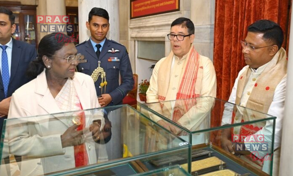 'গ্ৰন্থ কুটিৰ' মুকলি কৰি ৰাষ্ট্ৰপতিয়ে ল'লে অসমৰ প্ৰাচীন সাহিত্যৰ সুবাস, ৰাষ্ট্ৰপতি ভৱনত সাঁচিপতীয়া পুথি