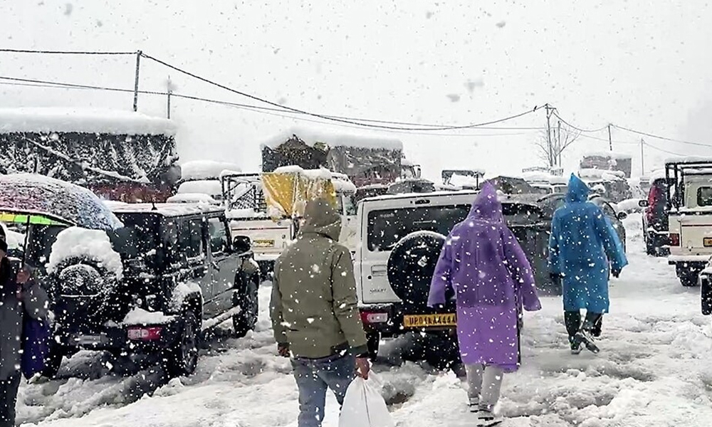 হিমাচলৰ মানালীত প্রবল তুষাৰপাত,বৰফৰ মাজত আবদ্ধ সহস্রাধিক পর্যটক