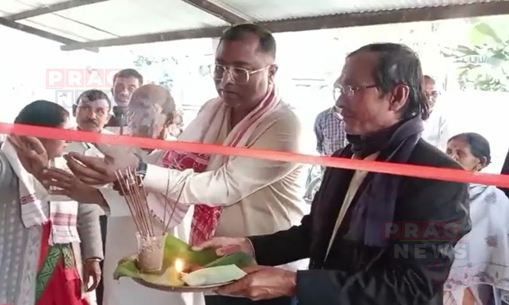 অভাৱগ্ৰস্ত লোকসকলৰ সহায়ৰ উদ্দেশ্যে দৰঙত পোন প্ৰথমবাৰৰ বাবে মুকলি বস্ত্ৰ বেংক