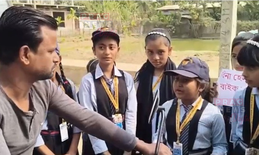 হোজাইত হাতত গোলাপ ফুল লৈ ৰাজপথলৈ ওলাল কণকণ ছাত্ৰ-ছাত্ৰী; বাইক আৰোহীক কৰিলে সাৱধান