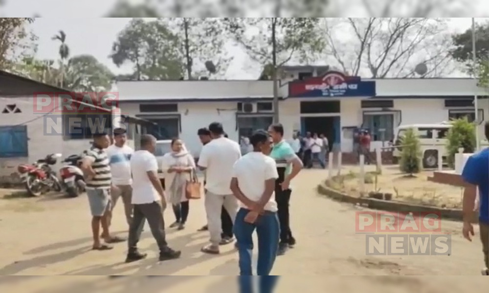 আমগুৰিত কেশৱ গগৈ নামৰ এজন লোকক প্ৰাণঘাটী আক্ৰমণ বহিৰাগত জাহাঙ্গীৰ আলম আৰু ৱাজিদ গুজ্জৰ নামৰ দুজন লোকৰ