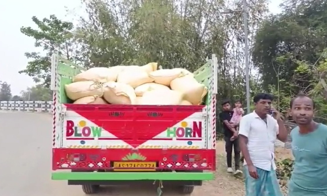 ধুবুৰীত অব্যাহত আছে বগা চাউলৰ ক’লা বেহা; চাউল চোৰৰ সৈতে কি সম্পৰ্ক যোগান বিভাগৰ?