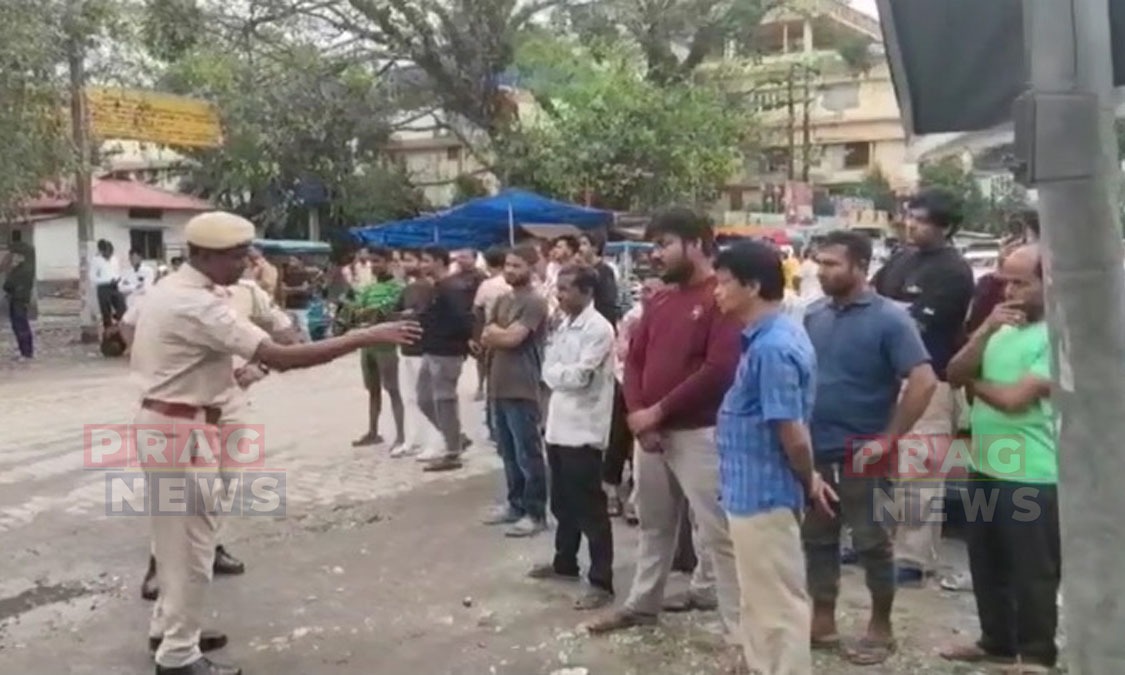 বৰপেটাৰোডত শোকাৱহ দুৰ্ঘটনা; ১২ চকীয়া ট্ৰাকৰ তলত পৰি থিতাতে মৃত্যু মহিলা চাফাই কৰ্মীৰ