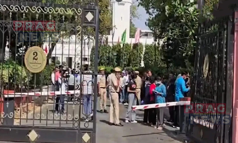 দিল্লী বিধানসভাত নিৰাপত্তাৰ গুৰুতৰ বিসংগতি: অচিনাক্ত বাহনে ভাঙিলে প্ৰৱেশদ্বাৰ