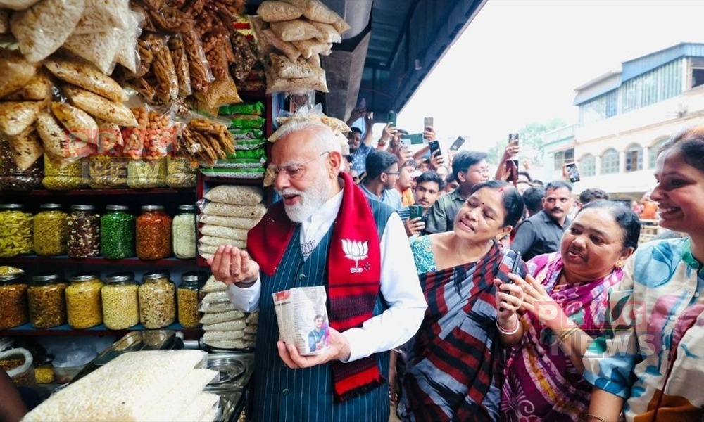 পথত কনভয় ৰখাই ঝালমুড়ীৰ সোৱাদ ল'লে প্রধানমন্ত্রীয়ে