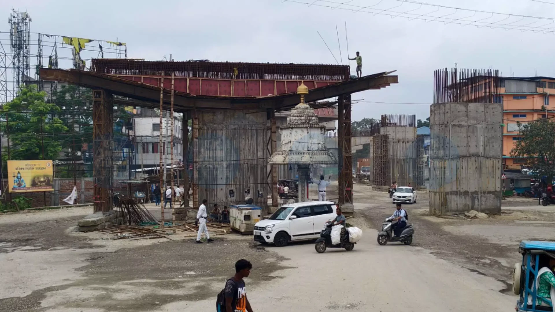 তেজপুৰৰ মিছন চাৰিআলি উৰণীয়া সেঁতুৰ দীঘলীয়া নিৰ্মাণে জনসাধাৰণক জুৰুলা কৰিছে