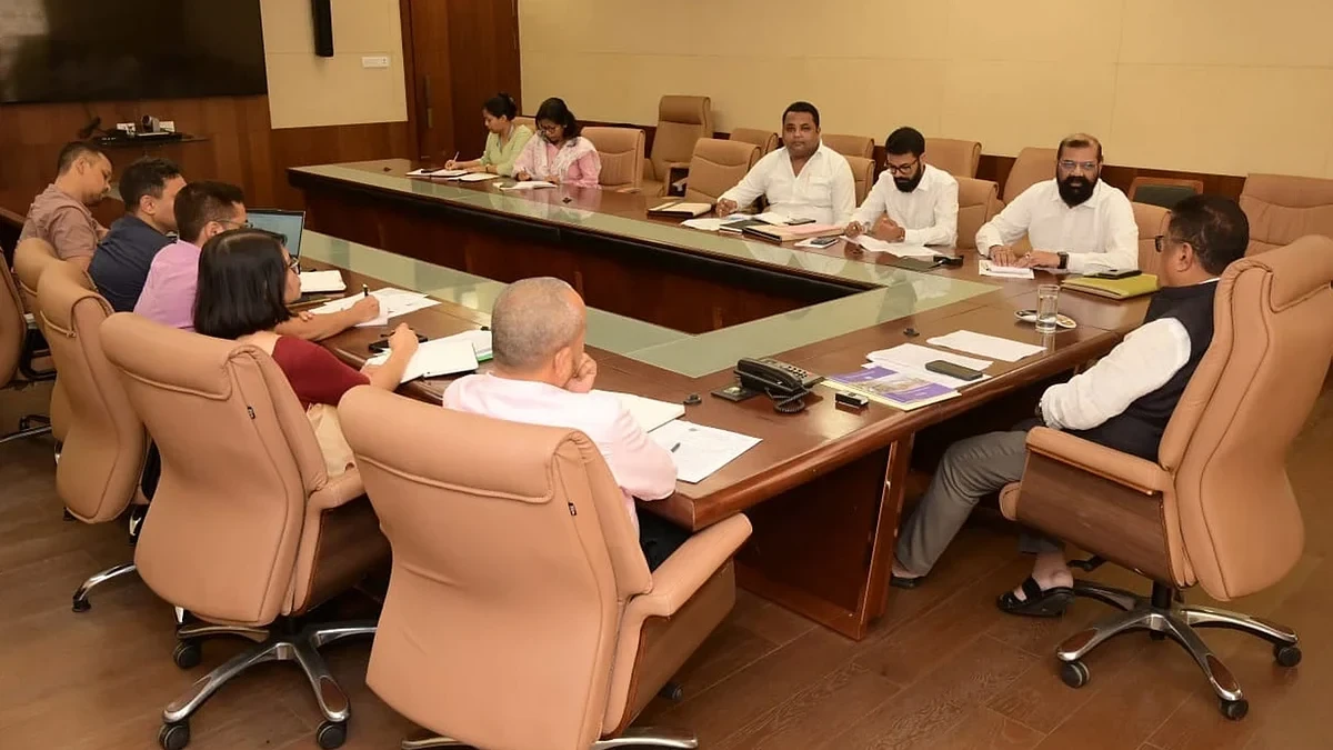অসমত চাৰি বছৰীয়া স্নাতক পাঠ্যক্ৰম অব্যাহত থাকিব: চৰকাৰৰ আন্তঃগাঁথনি আৰু শিক্ষক বৃদ্ধিৰ প্ৰতিশ্ৰুতি