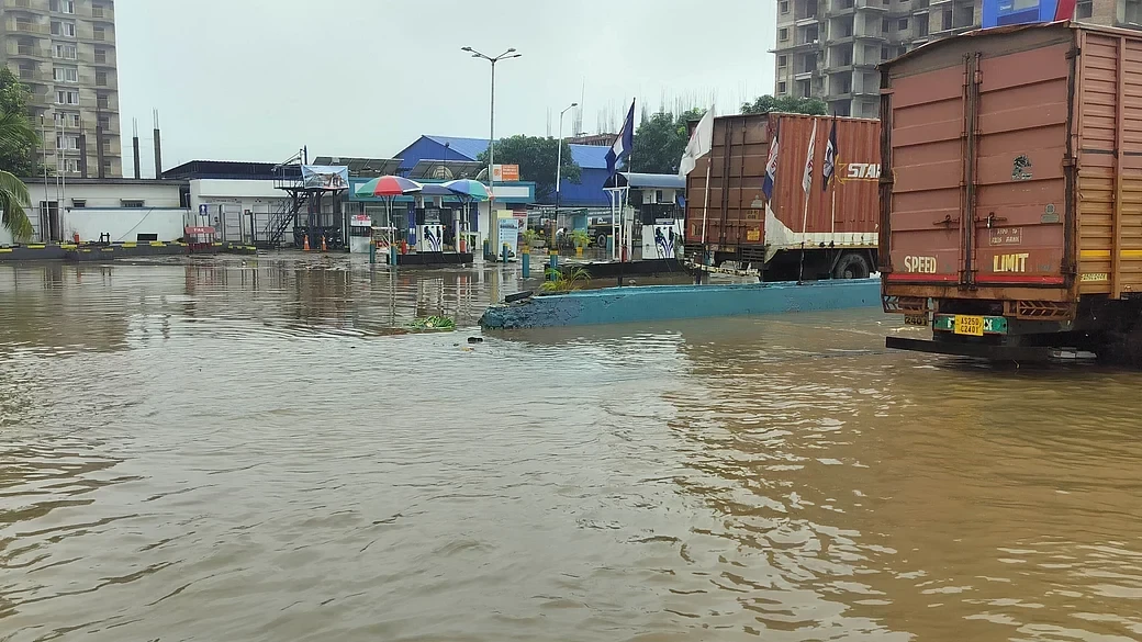 প্ৰচণ্ড বৰষুণে জলমগ্ন কৰিলে গুৱাহাটী: ঐতিহাসিক মন্দিৰত সোমাল পানী, যান-জঁটত চহৰ স্তব্ধ