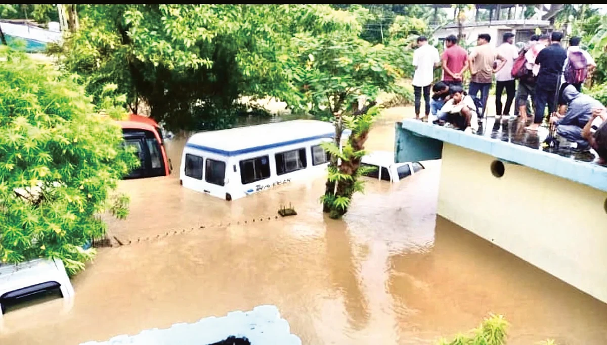 নাজিৰাত আকস্মিক বানে জনজীৱন স্তব্ধ কৰিলে, আৱদ্ধ বহু লোক আৰু তেলক্ষেত্ৰৰ কৰ্মচাৰী