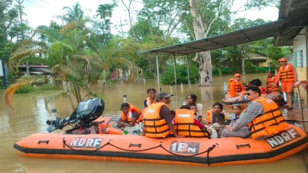 এনডিআৰএফৰ ক্ষিপ্ৰ অভিযান: যোৰহাটত বানত আৱদ্ধ ৫ জনক উদ্ধাৰ